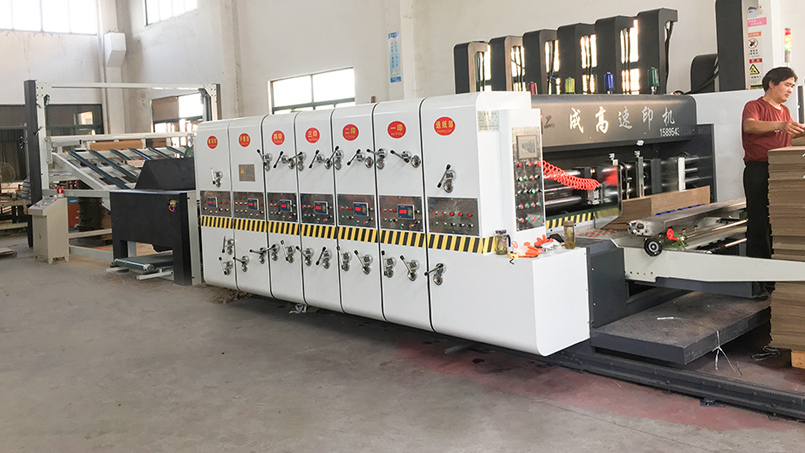 仁成紙箱印刷機(jī)印刷精度高，印刷色帶，小字網(wǎng)點(diǎn)效果好